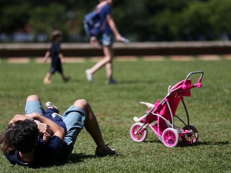 Pais brincam com filhos em parque de Brasília