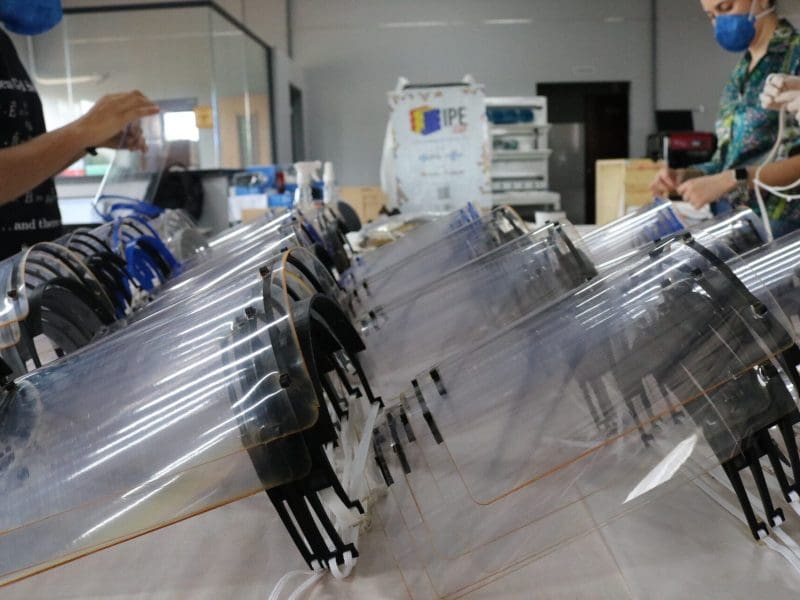 Protetores Faciaisi produzidos pela Universidade Federal de Goiás para unidades de saúde pública (foto divulgação)