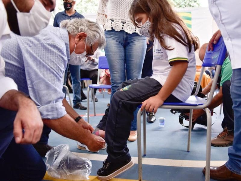 Entrega de tênis esportivos em escolas da rede pública estadual