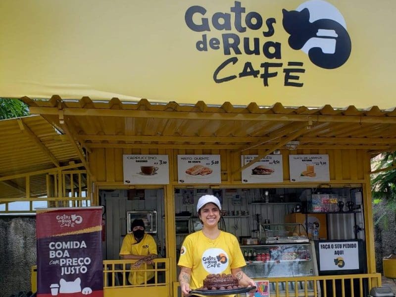 Luana Ribeiro Costa, dona da Gatos de Rua Café, com o crédito da GoiásFomento estruturou um novo quiosque para trabalhar com o irmão e a mãe.