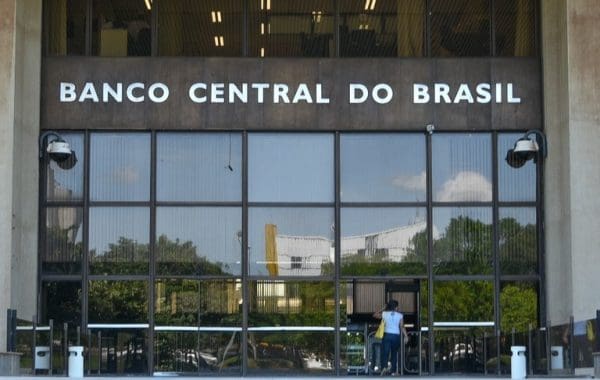 A alta recente do dólar e o aumento das incertezas econômicas fizeram o Banco Central (BC) interromper o corte de juros iniciado há quase um ano.