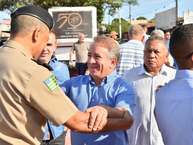 Prefeito de Aparecida de Goiânia, Vilmar Mariano, cumprimenta militar na frente de serviços (foto Rodrigo Estrela)