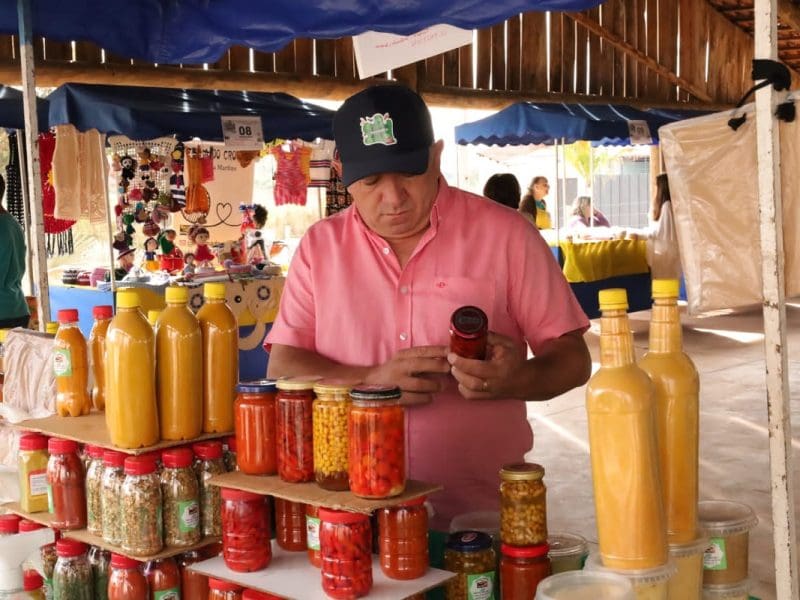 O prefeito de Aparecida de Goiânia, Vilmar Mariano, foi conferir os produtores dos agricultores familiares na primeira Feipagri