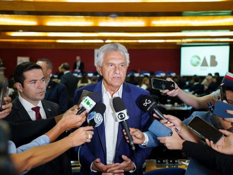 Governador de Goiás, Ronaldo Caiado, dá entrevista antes de reunião com entidades representativas de categorias profissionais na sede da OAB-GO