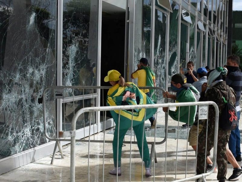 Os acusados respondem por diversos crimes que, somados, podem terminar em penas de 30 anos de prisão. (Foto: reprodução)