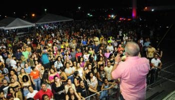 Circuito Gastrô movimento a cidade de Aparecida de Goiânia com shows ao vivo e gratuito O grupo de forró Falamansa foi a grande atração do evento que teve o apoio da Secretaria de Cultura da cidade e abriu espaço para músicos locais Os moradores de Aparecida de Goiânia receberam na noite deste sábado, 16, a primeira edição do Circuito Gastrô. O evento celebrou a cultura e a culinária do município em um único lugar. A noite foi conduzida por bandas e cantores de Aparecida, que misturaram estilos do pop, rock, sertanejo e pagode. O evento foi coroado ainda com a apresentação do grupo de forró Falamansa, que subiu ao palco para uma multidão de fãs que participavam do Circuito e cantaram juntos seus grandes sucessos. Na parte da gastronomia, foram mais de 20 restaurantes explorando os sabores goianos nas suas mais variadas formas. O Circuito busca incentivar os restaurantes e trazer para o público um novo olhar sobre a comida tradicional. O Prefeito de Aparecida Vilmar Mariano participou do evento e agradeceu a população que prestigiou o Circuito. “Uma noite maravilhosa para Aparecida, que une a valorização da cultura da nossa cidade com boa comida. Para fechar com chave de ouro, uma banda de renome nacional na nossa cidade. Isso é maravilhoso”, afirmou. Como parte da programação do Natal Luz Aparecida, o Circuito busca fortalecer a identidade do município nesta época do ano. Realizado na Cidade Administrativa Maguito Vilela, a população pôde aproveitar de shows e comidas típicas e contemplar as luzes natalinas que embelezam a praça neste final de ano. Para o secretário de Cultura de Aparecida, Marcos Alcantra, essa foi a primeira de muitas edições. “A gente vê que a população gostou da novidade e veio aproveitar essa noite tão especial. O evento já é um sucesso e esperamos que seja assim ano após ano”, pontuou. De acordo com Cynthia Bretas, representante da CIA de Negócios e do Idheias Brasil, organizadores do Circuito Gastrô, o circuito foi aprovado pelo Governo do Estado por meio da Lei Goyazes de incentivo e que contempla também outros quatro municípios, como Goiânia, Pirenópolis, Cidade Ocidental, e Trindade.