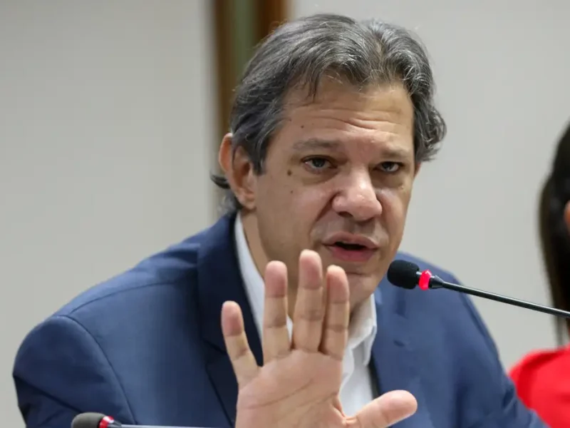 O ministro da Fazenda, Fernando Haddad, afirmou que a reoneração dos combustíveis, a partir de 1º de janeiro, não deve encarecer o preço que os consumidores pagam pelo litro do diesel nos postos de abastecimento.