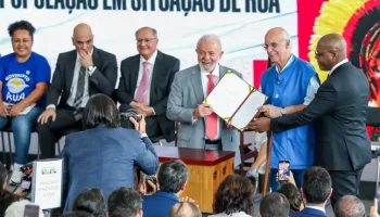 Presidente Lula, o padre Júlio Lancellotti, e o ministro Silvio Almeida, durante o lançamento do Plano Ruas Visíveis - Pelo direito ao futuro da população em situação de rua, no Palácio do Planalto - Jose Cruz/Agência Brasil