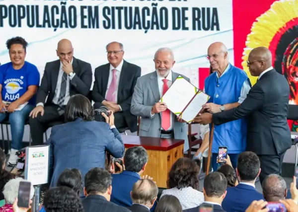 Presidente Lula, o padre Júlio Lancellotti, e o ministro Silvio Almeida, durante o lançamento do Plano Ruas Visíveis - Pelo direito ao futuro da população em situação de rua, no Palácio do Planalto - Jose Cruz/Agência Brasil