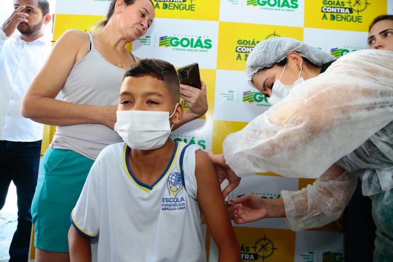 Para receber a Qdenga, vacina contra a dengue, as crianças de 10 e 11 anos devem apresentar documentos pessoais (RG ou Certidão de Nascimento e CPF ou Cartão SUS) e o cartão de vacinação, além de estarem acompanhadas de um responsável maior de idade.