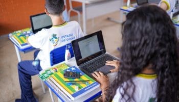 Censo indicou que 100% das escolas estaduais do Estado contam com acesso à Internet, sendo 99% em banda larga. Total de computadores portáteis em relação aos alunos do Ensino Médio, em Goiás, saltou de 1.064 em 2019 para 56.790 em 2023