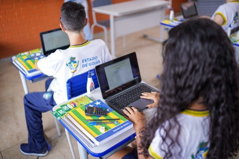 Censo indicou que 100% das escolas estaduais do Estado contam com acesso à Internet, sendo 99% em banda larga. Total de computadores portáteis em relação aos alunos do Ensino Médio, em Goiás, saltou de 1.064 em 2019 para 56.790 em 2023