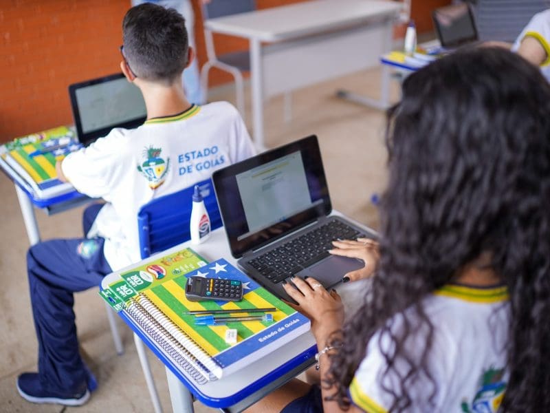 Censo indicou que 100% das escolas estaduais do Estado contam com acesso à Internet, sendo 99% em banda larga. Total de computadores portáteis em relação aos alunos do Ensino Médio, em Goiás, saltou de 1.064 em 2019 para 56.790 em 2023