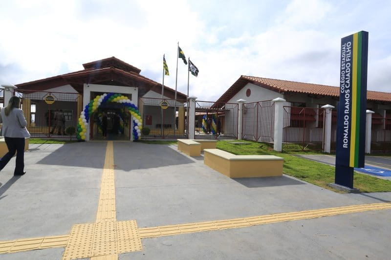 Clima de emoção e saudade marcam entrega de colégio estadual no Jardim do Cerrado: unidade de ensino é homenagem a Ronaldo Ramos Caiado Filho