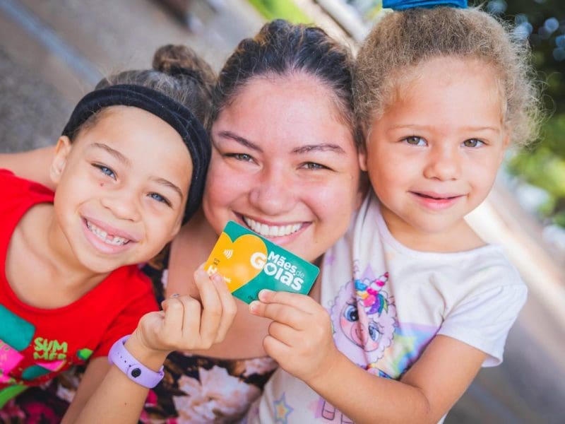 Mães de Goiás: confira como retirar cartão do programa