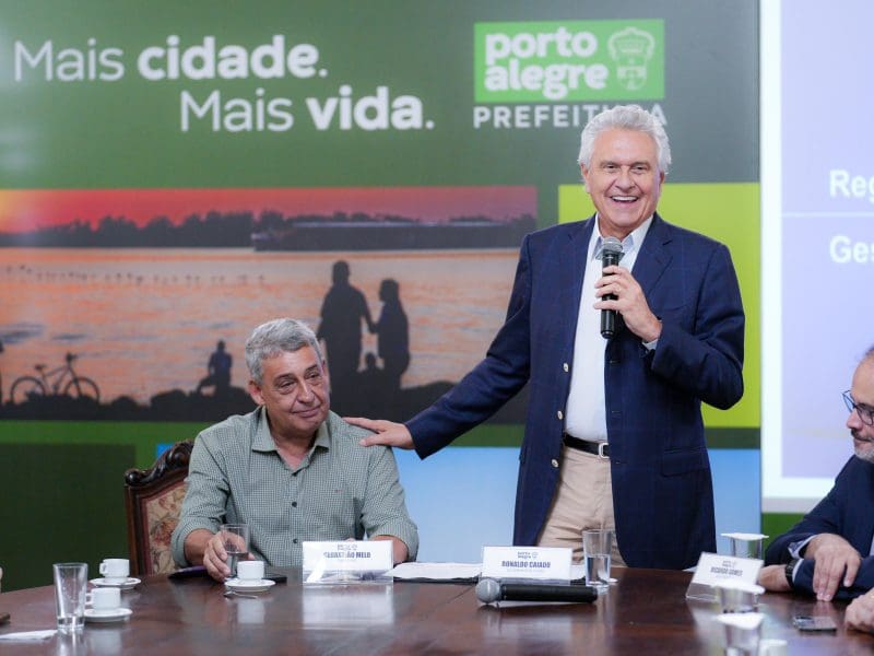 : Governador Ronaldo Caiado durante assinatura de protocolo de intenções com a prefeitura de Porto Alegre: objetivo é diminuir filas de internação e de cirurgias no estado