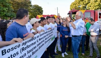 Governador Ronaldo Caiado é recebido por estudantes na cidade de Jussara