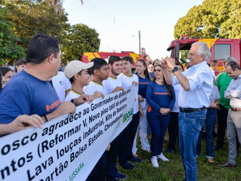 Governador Ronaldo Caiado é recebido por estudantes na cidade de Jussara