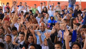 Prefeito Rogério, junto à secretária municipal de Educação, Millene Baldy, visita mais três escolas vencedoras do Prêmio Leia, na tarde desta quarta-feira (29/5) / Fotos: Jackson Rodrigues