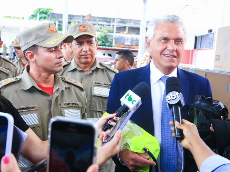 Caiado anuncia promoção de 877 bombeiros militares