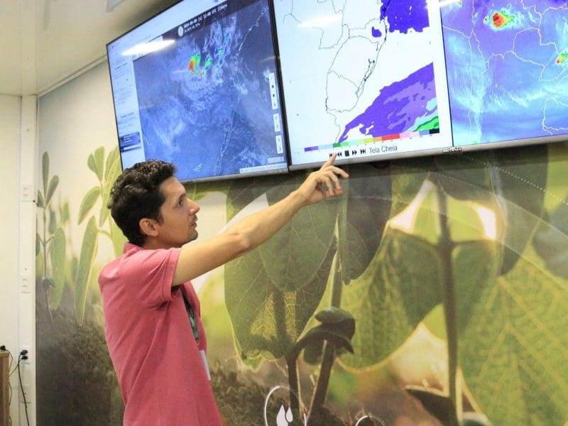 As ações do Centro de Excelência em Agricultura Exponencial (Ceagre), em Rio Verde, ultrapassaram as fronteiras de Goiás e chegaram ao Rio Grande do Sul. Equipado com tecnologia de ponta para a captação de informações agrometeorológicas em tempo real, o órgão desempenha papel importante na resposta aos desastres naturais recentes no estado gaúcho.