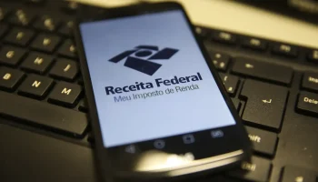 O pagamento será feito em 28 de junho, na conta ou na chave Pix do tipo CPF informada na declaração. Caso o contribuinte não esteja na lista, deverá entrar no Centro Virtual de Atendimento ao Contribuinte (e-CAC) e tirar o extrato da declaração. Se verificar pendência, pode enviar declaração retificadora e esperar os próximos lotes da malha fina.