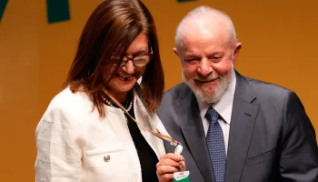 O presidente Luiz Inácio Lula da Silva fez uma defesa enfática da Petrobras como patrimônio do povo brasileiro e destacou o papel da empresa na liderança da transição energética, durante discurso em evento de posse da nova presidente da companhia, Magda Chambriard. Foto: Fernando Frazão Agencia Brasil