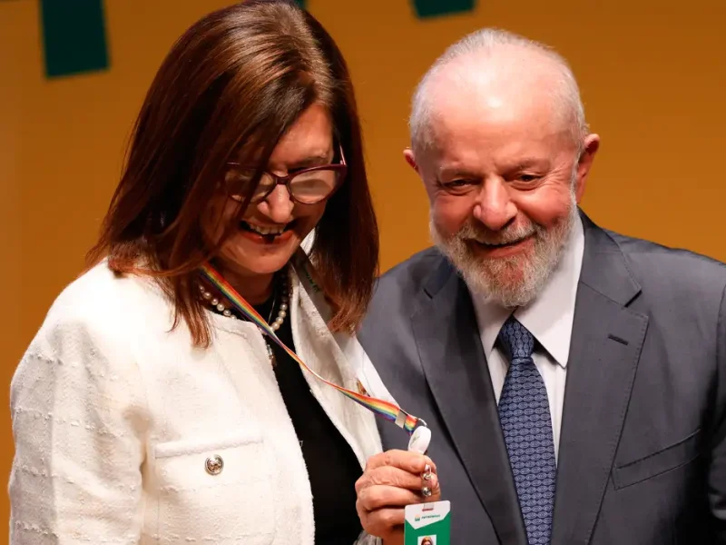 O presidente Luiz Inácio Lula da Silva fez uma defesa enfática da Petrobras como patrimônio do povo brasileiro e destacou o papel da empresa na liderança da transição energética, durante discurso em evento de posse da nova presidente da companhia, Magda Chambriard. Foto: Fernando Frazão Agencia Brasil