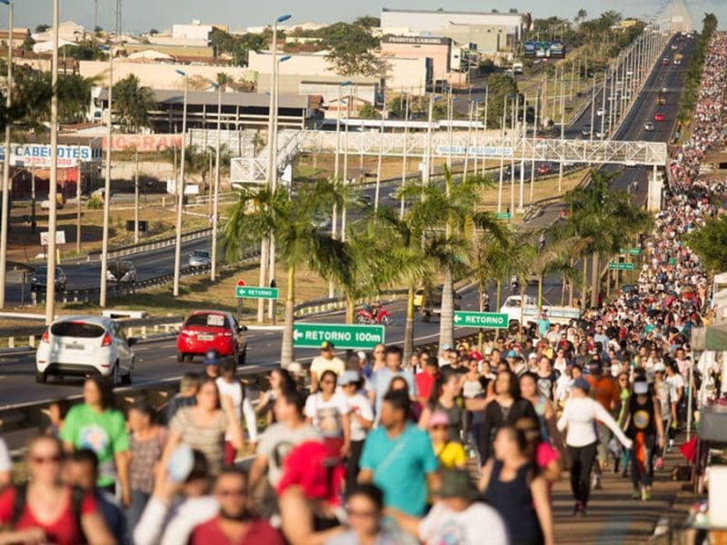 Romeiros do Divino Pai Eterno devem se preparar para caminhada e redobrar cuidados com hidratação, alerta Saúde