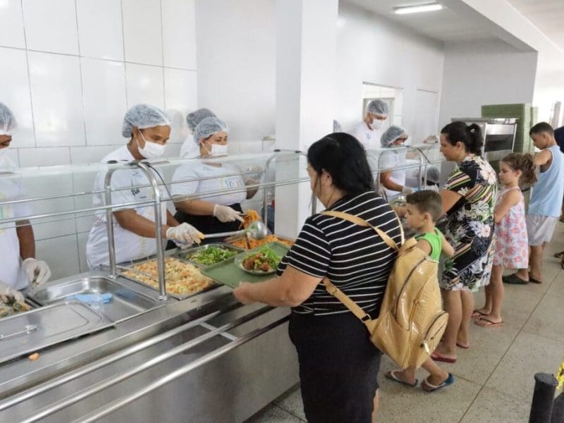 Aparecida de Goiânia mantém diariamente um ponto de apoio para quem deseja uma alimentação acessível e de qualidade. Localizado no Jardim Tropical, o Restaurante Popular oferece todos os dias uma refeição completa e balanceada por um preço simbólico.