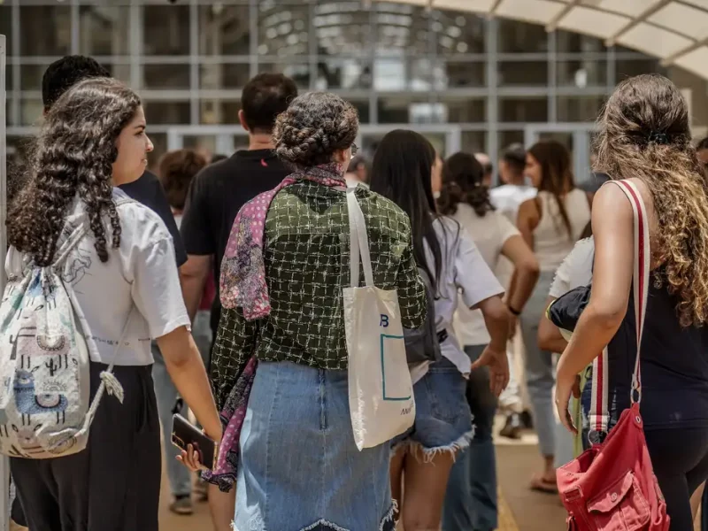 O projeto aprovado prevê a aplicação de todas as mudanças já para 2025 no caso de alunos ingressantes no ensino médio. Os que já estiverem com o ensino médio em curso terão um período de transição.