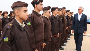 Caiado e Gracinha entregam 75 mil cartões do Bolsa Uniforme a estudantes de colégios militares