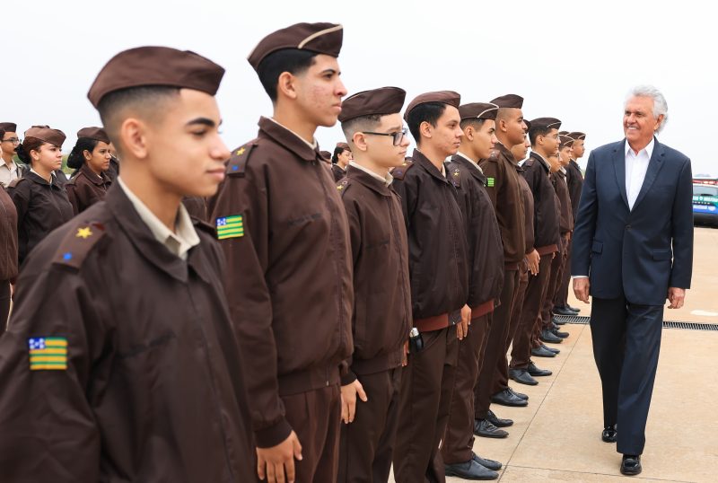 Caiado e Gracinha entregam 75 mil cartões do Bolsa Uniforme a estudantes de colégios militares