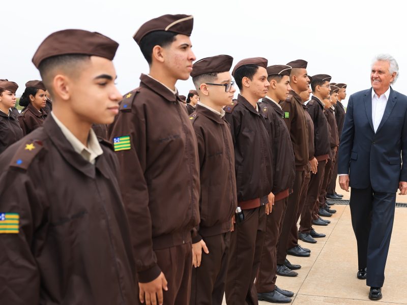 Caiado e Gracinha entregam 75 mil cartões do Bolsa Uniforme a estudantes de colégios militares