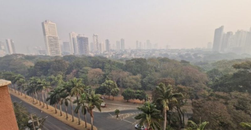 A densa camada de fumaça advinda de queimadas encobriu a cidade de Goiânia e assustou os goianienses, neste domingo (25). Foto: Eliane Barros