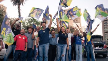 Em seu primeiro dia de campanha para prefeito, Matheus Ribeiro faz adesivaço na Tamandaré