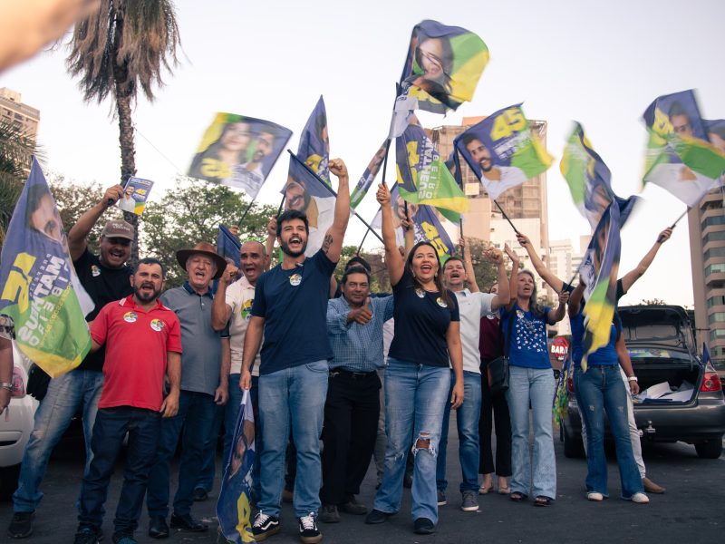 Em seu primeiro dia de campanha para prefeito, Matheus Ribeiro faz adesivaço na Tamandaré