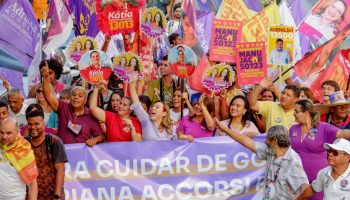 Adriana Accorsi se compromete com revitalização do Centro em grande caminhada lilás na Avenida Anhanguera