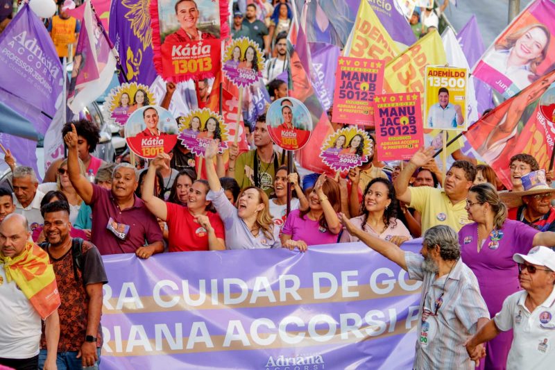 Adriana Accorsi se compromete com revitalização do Centro em grande caminhada lilás na Avenida Anhanguera