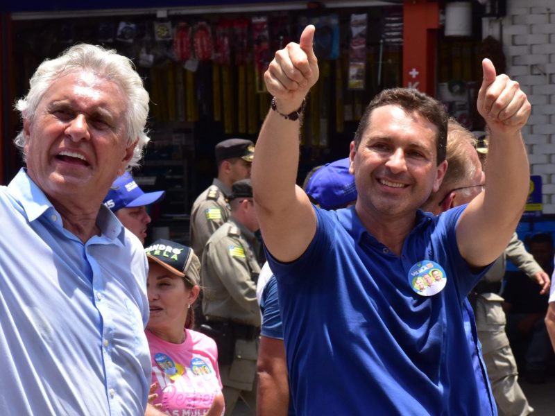 Liderando todas as pesquisas, Vilela realiza tradicional caminhada na Avenida Independência