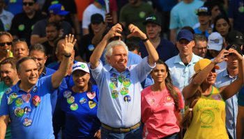 Mabel celebra crescimento nas pesquisas e faz caminhada histórica no último dia de campanha