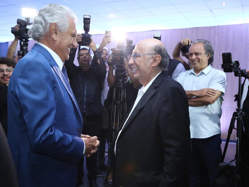 Governador Ronaldo Caiado prestigia lançamento do livro "Calma Sob Pressão", de Henrique Meirelles, em Goiânia