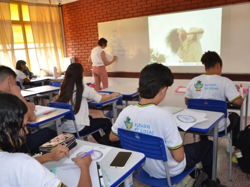 Caiado assina nomeação de 316 novos professores para rede estadual de Educação