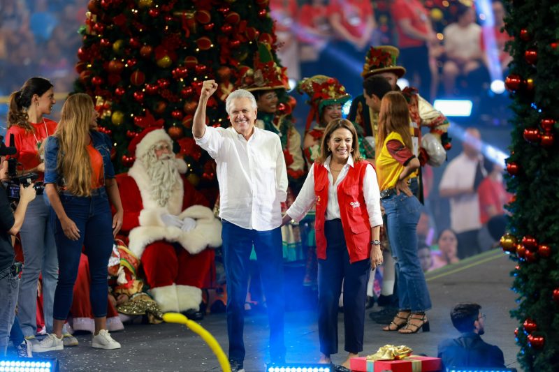 Caiado e Gracinha entregam mais de 20 mil brinquedos em mega festa no Goiânia Arena