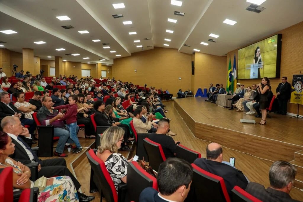 Governador Ronaldo Caiado é homenageado pela Federação Nacional dos Comunicadores